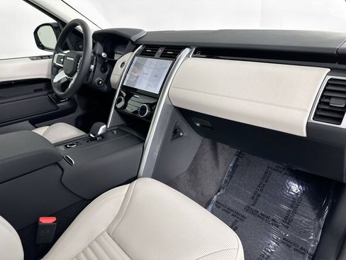 Used 2025 Land Rover Discovery S image 27