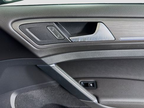 Used 2017 Volkswagen e-Golf SEL Premium image 31