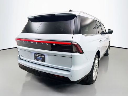 Used 2025 Lincoln Navigator Reserve image 7