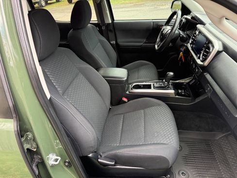 Used 2021 Toyota Tacoma SR5 w/ Trail Edition image 17