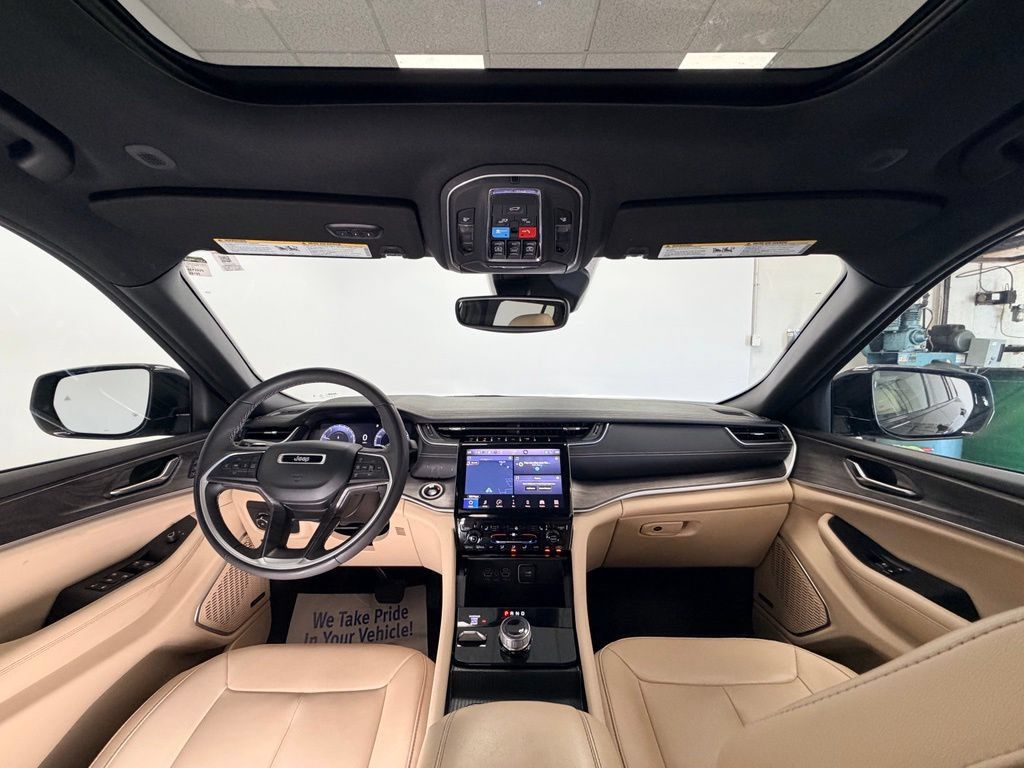 Used 2024 Jeep Grand Cherokee Limited w/ Black Appearance Package AWD/4WD image 9