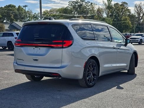 New 2026 Chrysler Pacifica Select w/ S Appearance Package image 7