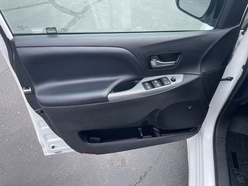 Used 2019 Toyota Sienna SE w/ SE Preferred Package AWD/4WD image 11