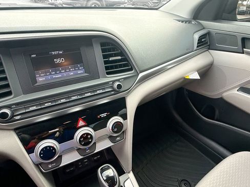 Used 2019 Hyundai Elantra SE image 24