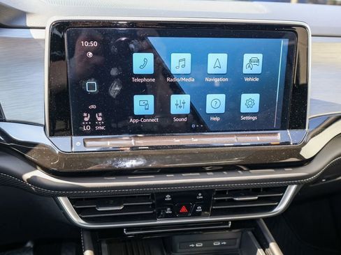 Certified 2025 Volkswagen Atlas Cross Sport SE w/ Panoramic Sunroof Package image 19