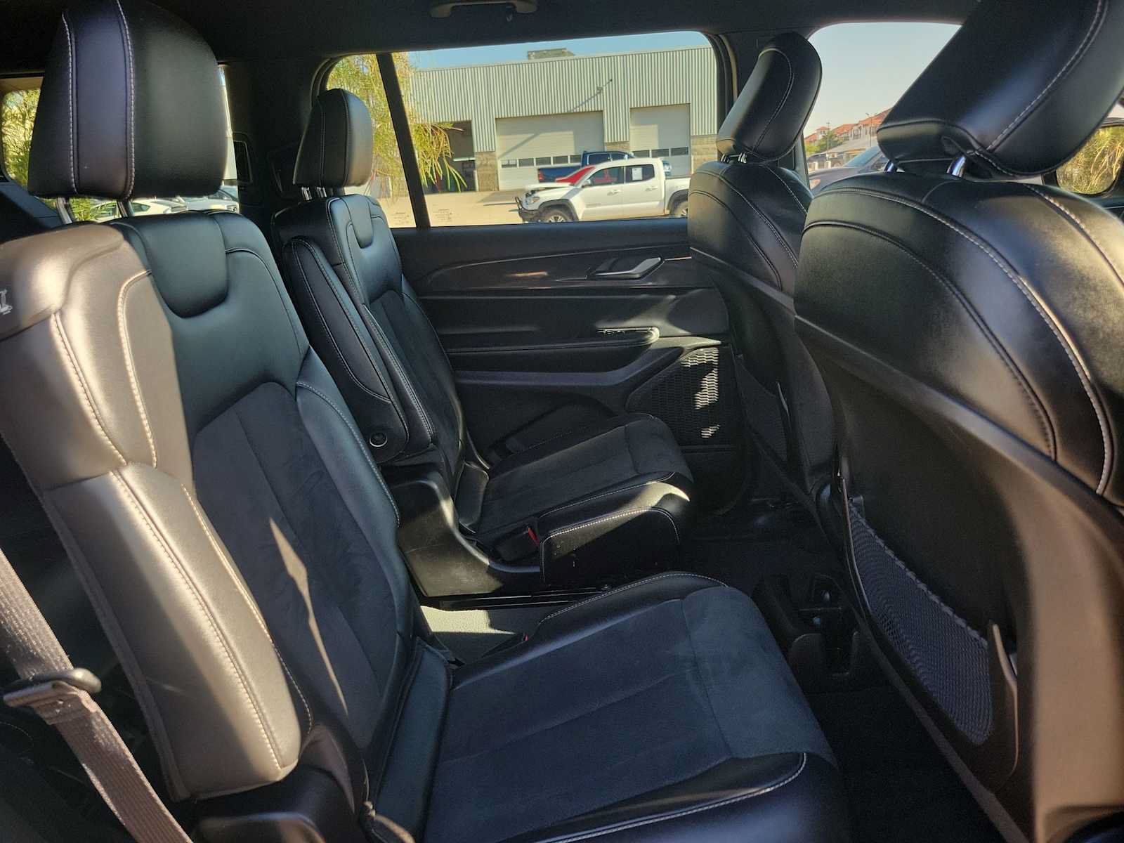Used 2023 Jeep Grand Cherokee L Laredo AWD/4WD image 17