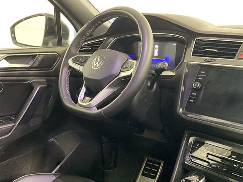 Used 2023 Volkswagen Tiguan SE R-Line image 10
