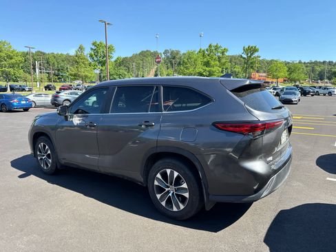 Used 2023 Toyota Highlander XLE AWD/4WD image 5