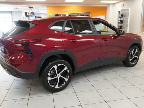 Used 2024 Chevrolet Trax RS FWD image 11
