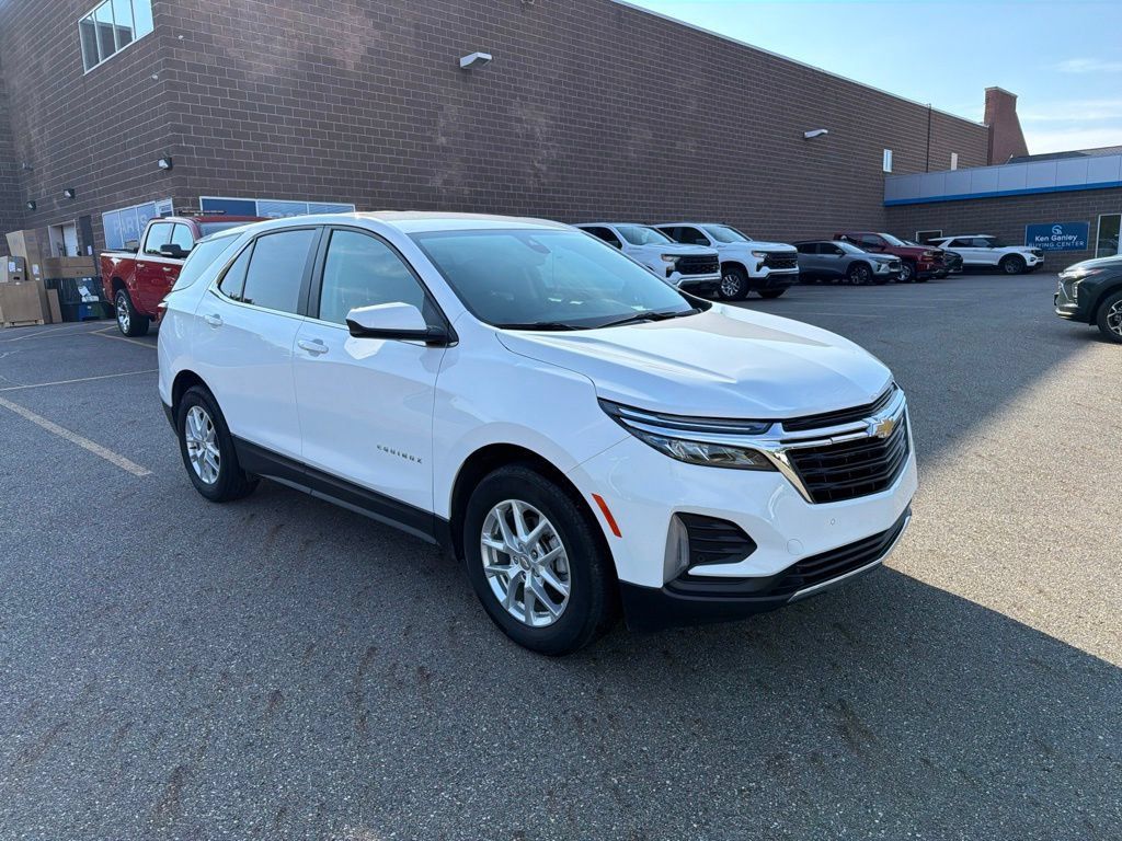Used 2024 Chevrolet Equinox LT FWD image 2