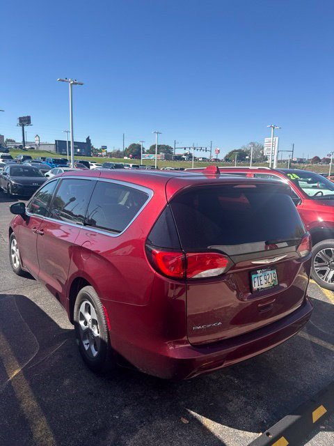 Used 2017 Chrysler Pacifica LX w/ Tire & Wheel Group FWD image 3