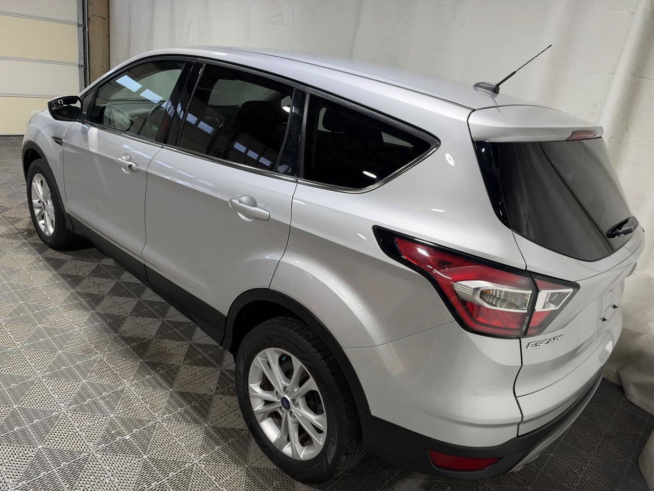 Used 2017 Ford Escape SE AWD/4WD image 3
