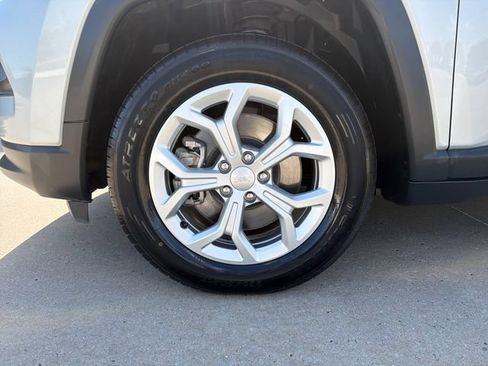 Used 2024 Jeep Compass Latitude AWD/4WD image 9
