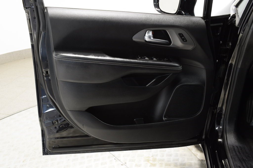 Used 2025 Chrysler Pacifica Select FWD image 9