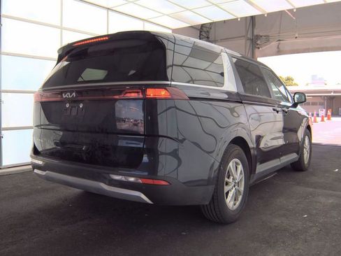Used 2024 Kia Carnival LX FWD image 3