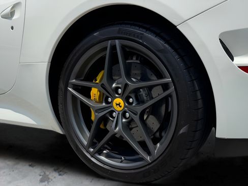 Used 2015 Ferrari California T RWD image 13