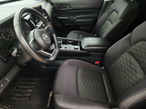 Used 2025 Nissan Pathfinder SV AWD/4WD image 13