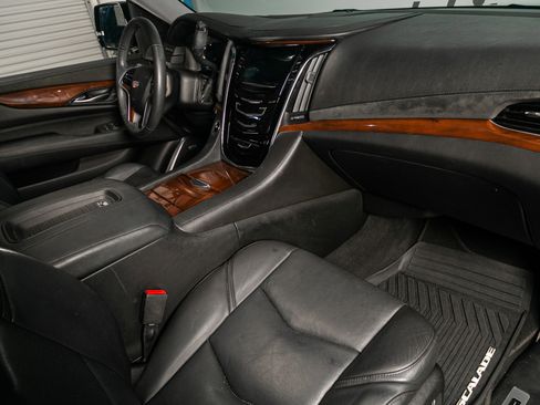 Used 2018 Cadillac Escalade Premium Luxury image 34