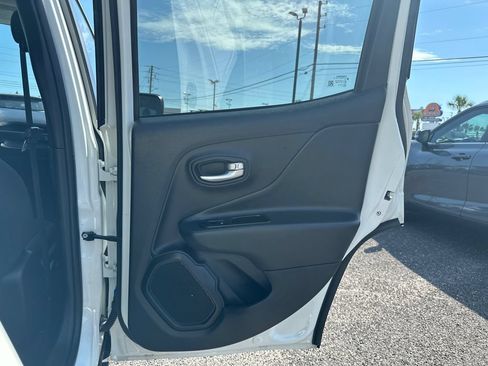 Used 2023 Jeep Renegade Latitude AWD/4WD image 17