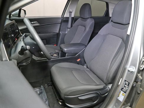 Used 2023 Kia Sportage LX image 3