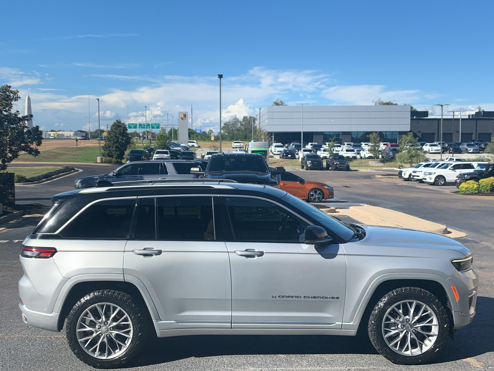 Used 2023 Jeep Grand Cherokee Summit w/ Luxury Tech Group V AWD/4WD image 20