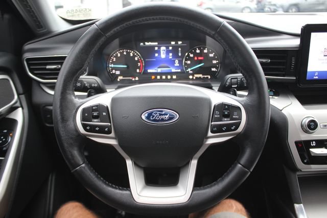Used 2021 Ford Explorer XLT w/ Equipment Group 202A AWD/4WD image 14