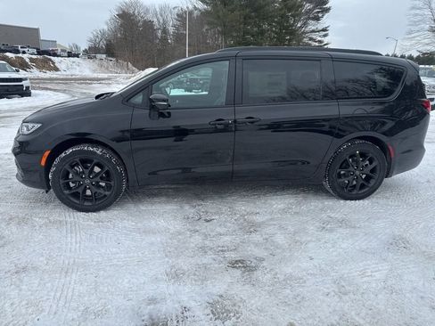 New 2026 Chrysler Pacifica Select image 2