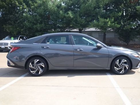 Used 2025 Hyundai Elantra SEL FWD image 5