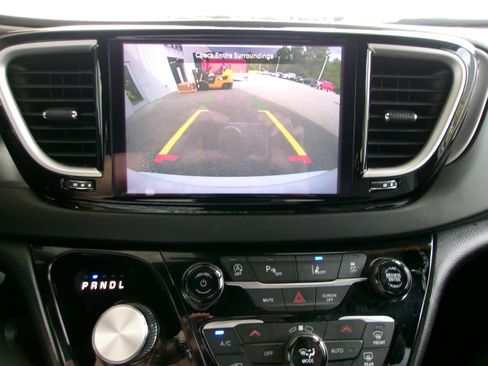 Used 2025 Chrysler Pacifica Select FWD image 16
