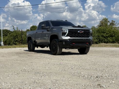 Used 2024 Chevrolet Silverado 2500 ZR2 w/ Technology Package AWD/4WD image 3
