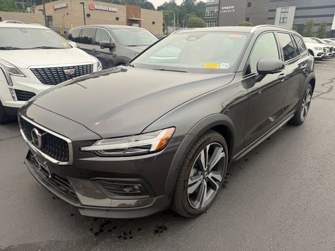 Used 2025 Volvo V60 B5 Cross Country Plus AWD/4WD image 1
