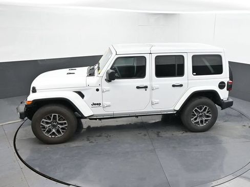 Used 2025 Jeep Wrangler Unlimited Sahara AWD/4WD image 42