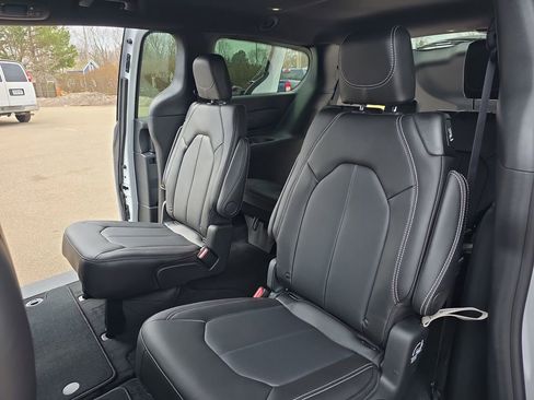 New 2026 Chrysler Pacifica Select image 16
