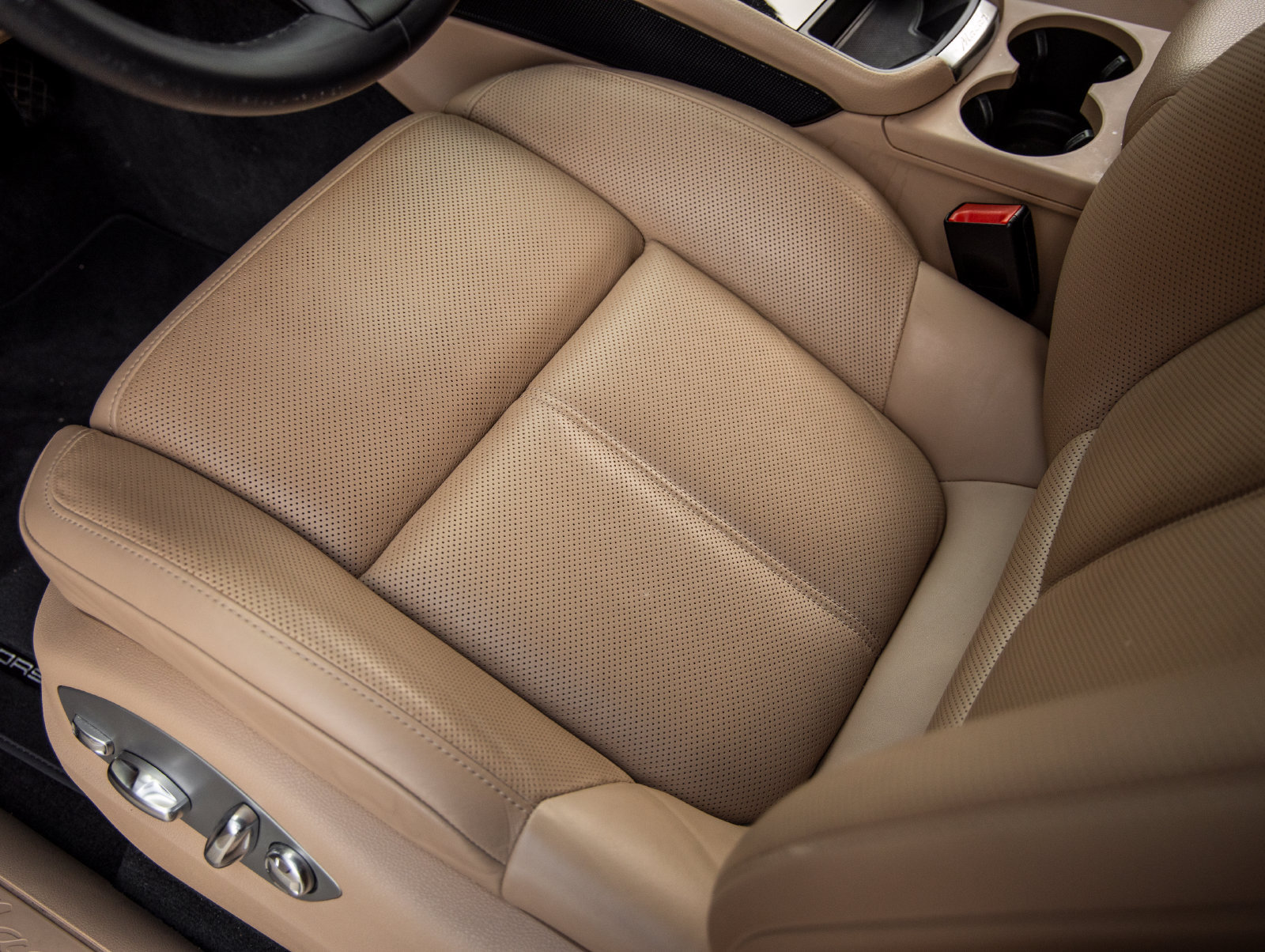 Certified 2024 Porsche Macan AWD/4WD image 22