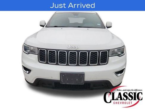 Used 2019 Jeep Grand Cherokee Laredo image 3