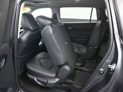 Used 2024 Toyota Highlander XLE AWD/4WD image 30