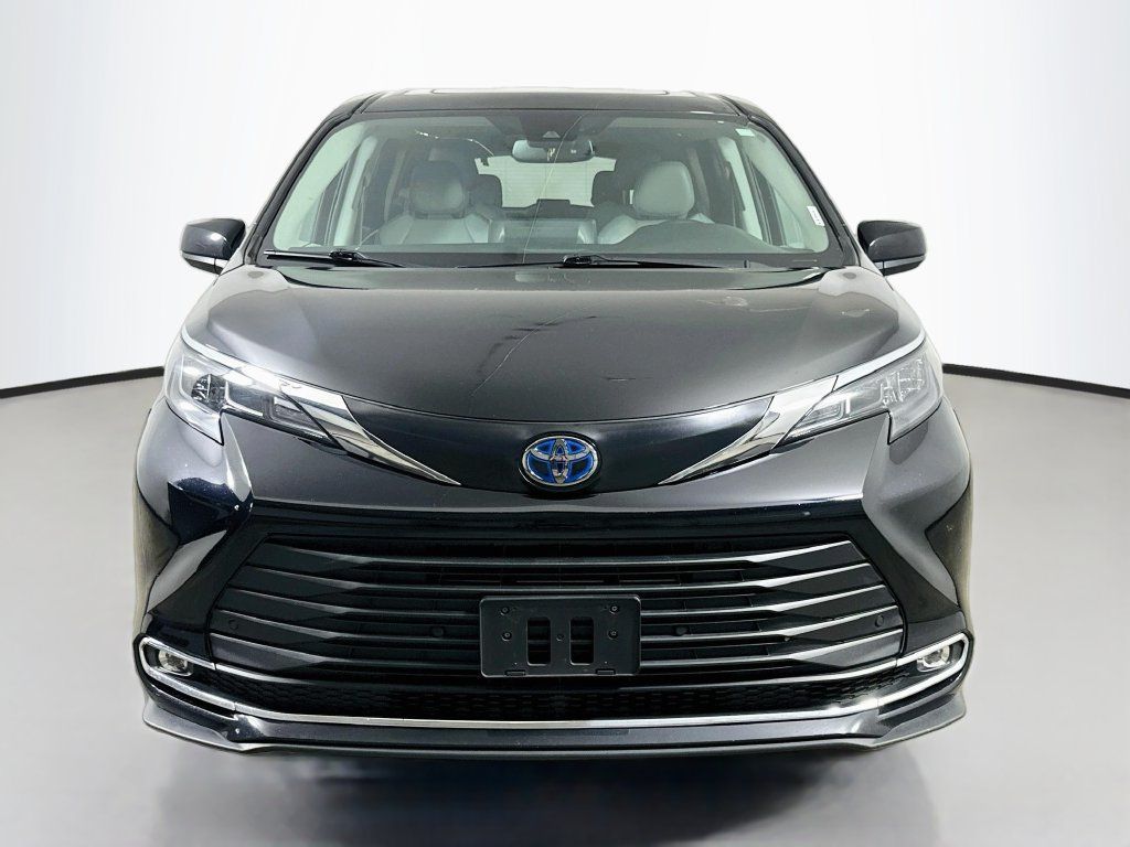 Used 2024 Toyota Sienna XLE FWD image 2