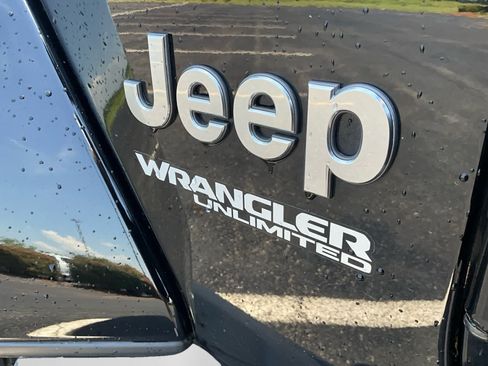 Used 2021 Jeep Wrangler Unlimited Sahara AWD/4WD image 16
