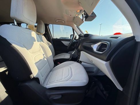 Used 2021 Jeep Renegade Latitude FWD image 28