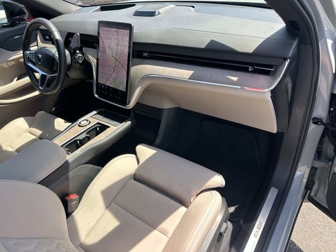 Certified 2025 Volvo EX90 Plus AWD/4WD image 27