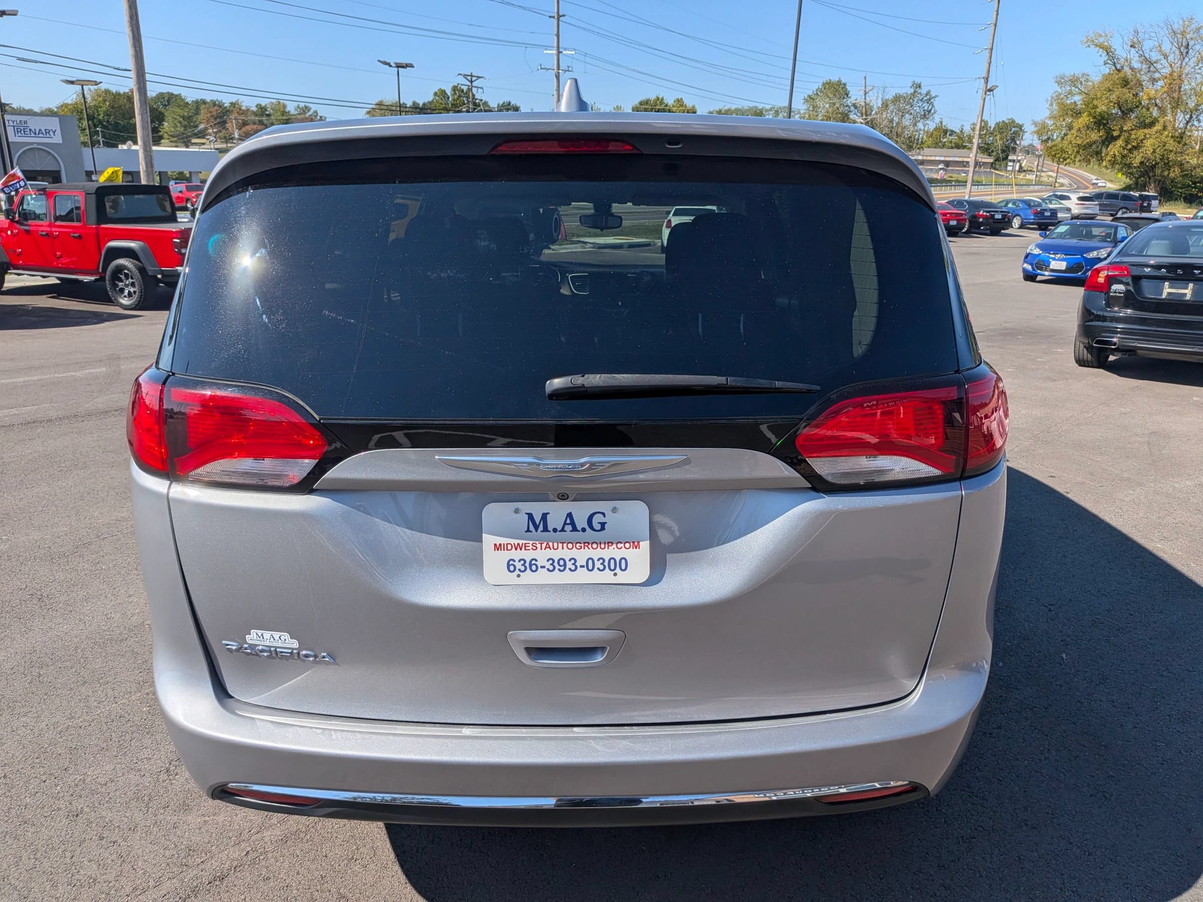 Used 2017 Chrysler Pacifica Touring Plus w/ Tire & Wheel Group FWD image 5