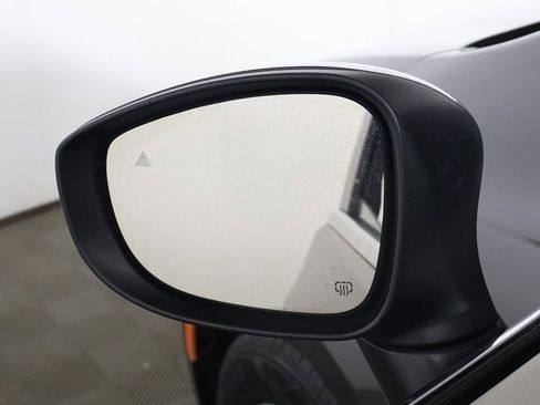 Used 2023 Chrysler Pacifica Touring-L image 32