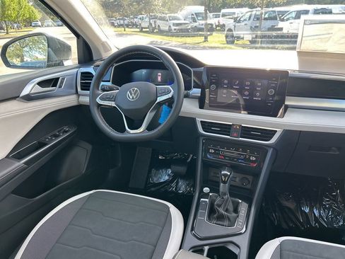 New 2026 Volkswagen Taos SE image 9