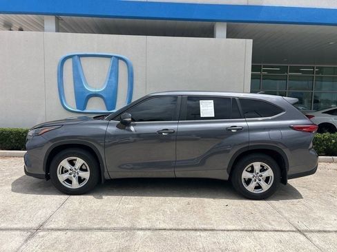 Used 2023 Toyota Highlander LE FWD image 5