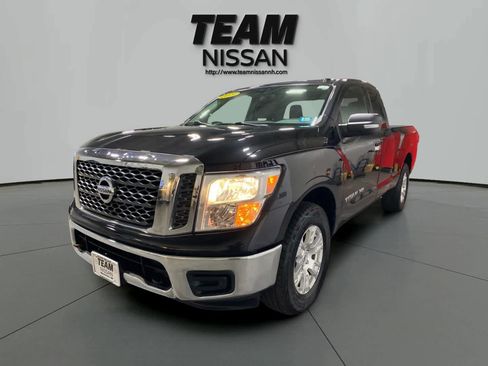 Used 2018 Nissan Titan SV image 3
