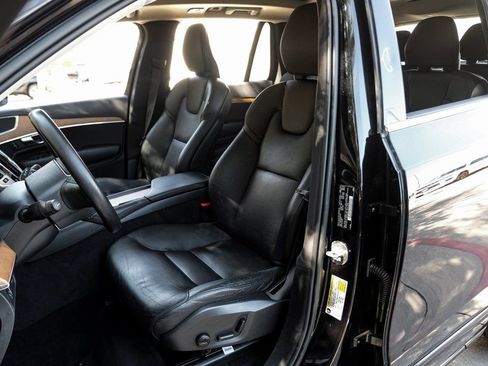 Used 2022 Volvo XC90 T6 Momentum w/ Climate Package image 8