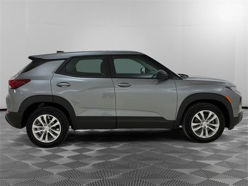 Used 2023 Chevrolet TrailBlazer LS image 2