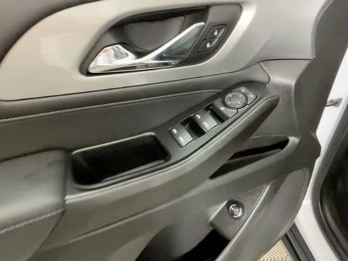 Used 2023 Chevrolet Traverse LT FWD image 18