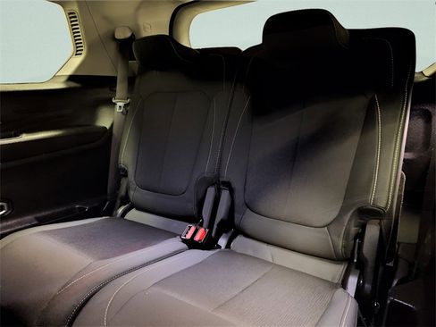 Used 2023 Jeep Grand Cherokee L Laredo image 12