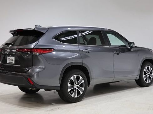 Used 2023 Toyota Highlander XLE FWD image 7
